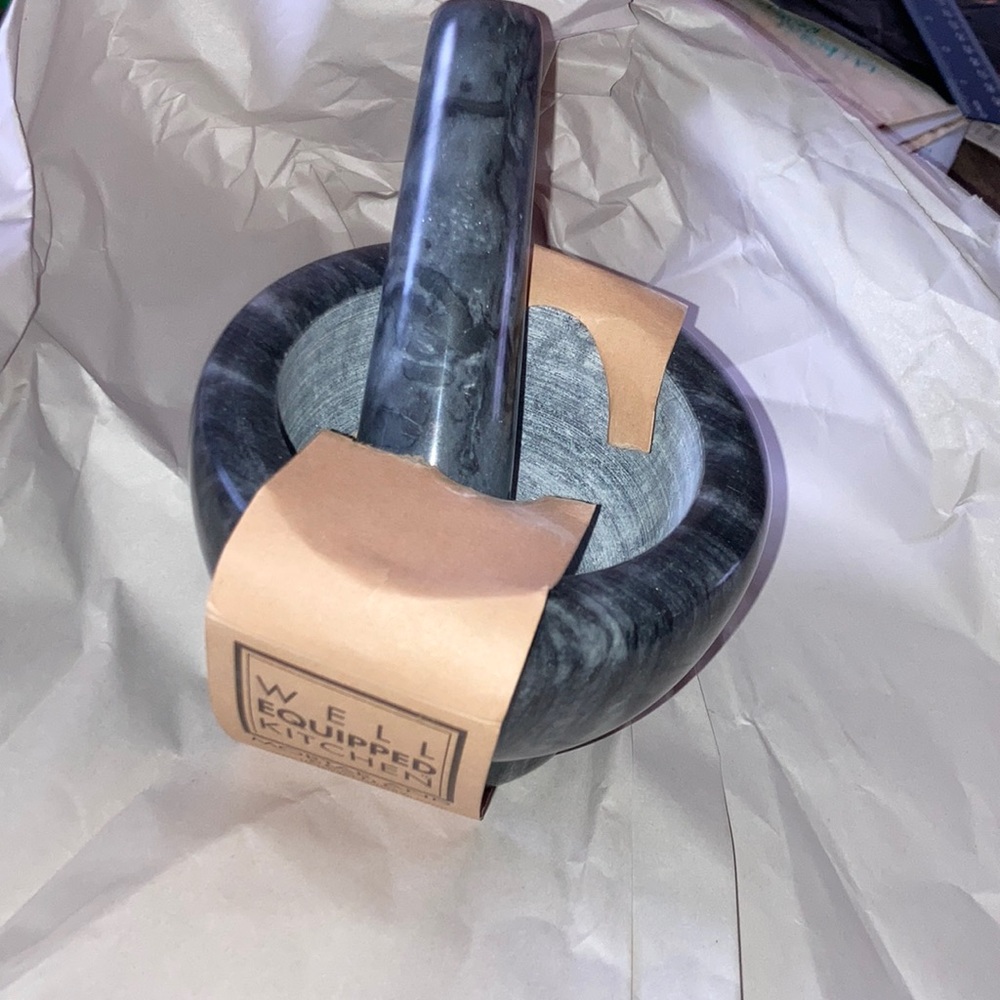 Well equipped kitchen mortar and pestle - Picture 1 of 5
